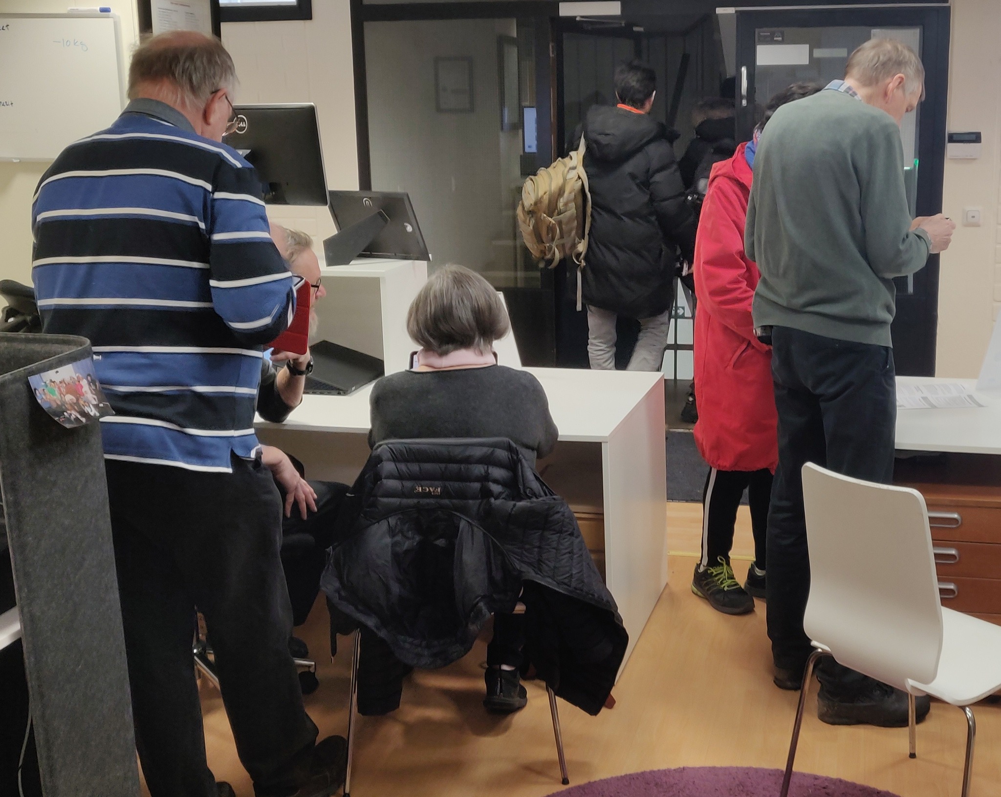 Digikahvila Lähellä joka torstai klo 13-15 Juhannukseen asti. Kuvassa vapaaehtoisia digiauttajia ja asiakkaita.